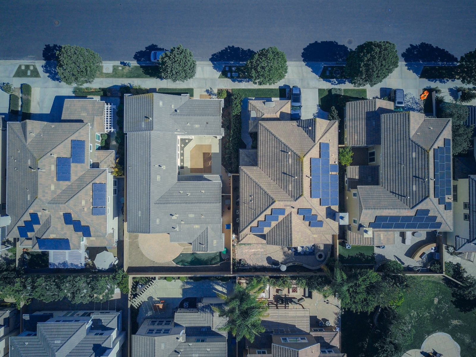 Vue aérienne de maisons équipées de panneaux solaires sur leur toit